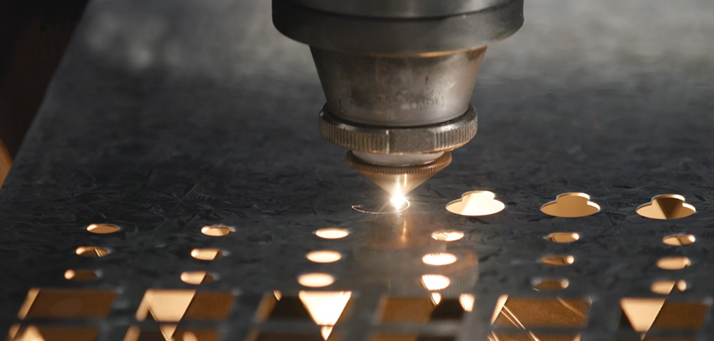 laser-cutting-machine-head-cutting-stainless-steel-sheet